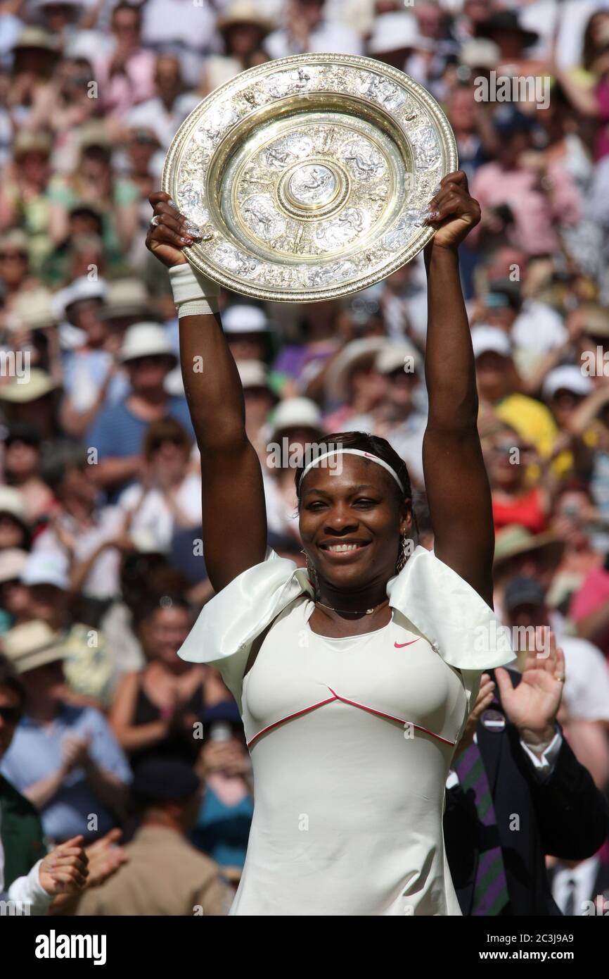 Serena Williams mit Trophäe nach dem Sieg im Einzel-Finale der Frauen gegen Vera Zvonareva aus Russland in Wimbledon im Jahr 2010 Stockfoto