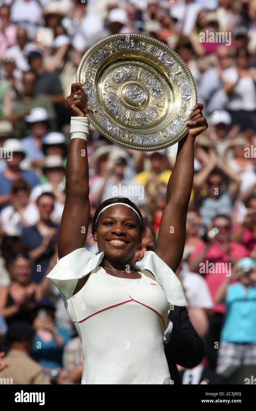 Serena Williams mit Trophäe nach dem Sieg im Einzel-Finale der Frauen gegen Vera Zvonareva aus Russland in Wimbledon im Jahr 2010 Stockfoto