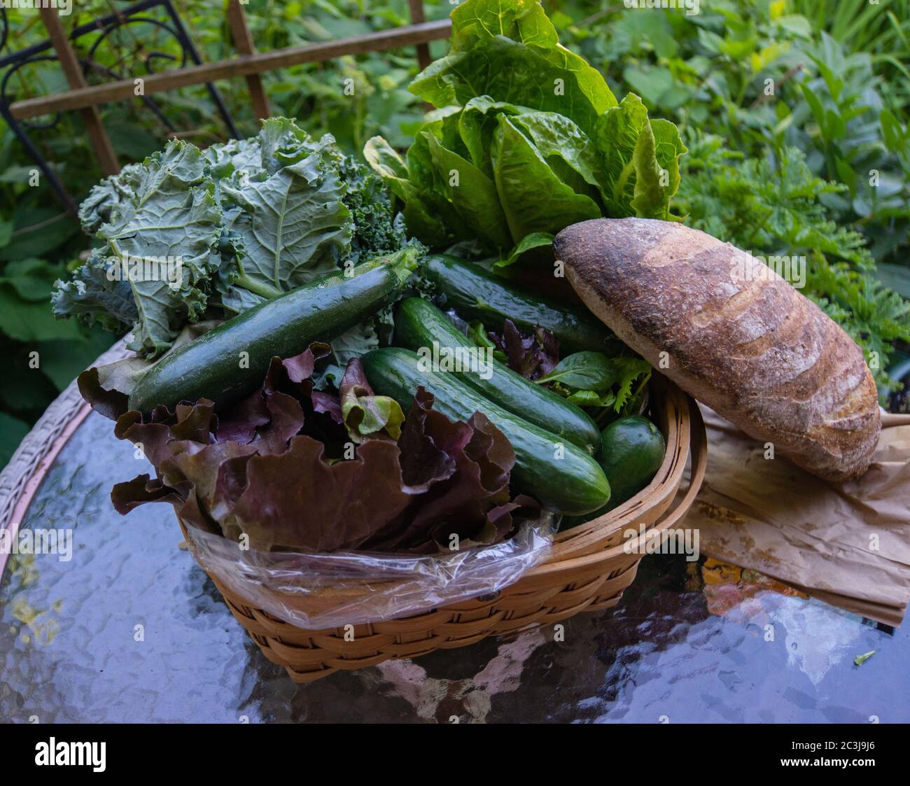Die zweite Woche im Juni Farm-Anteil von einem Vermont Gemeinschaft unterstützte Landwirtschaft (CSA) : lokale, saisonale Lebensmittel direkt von einem Bauernhof Stockfoto