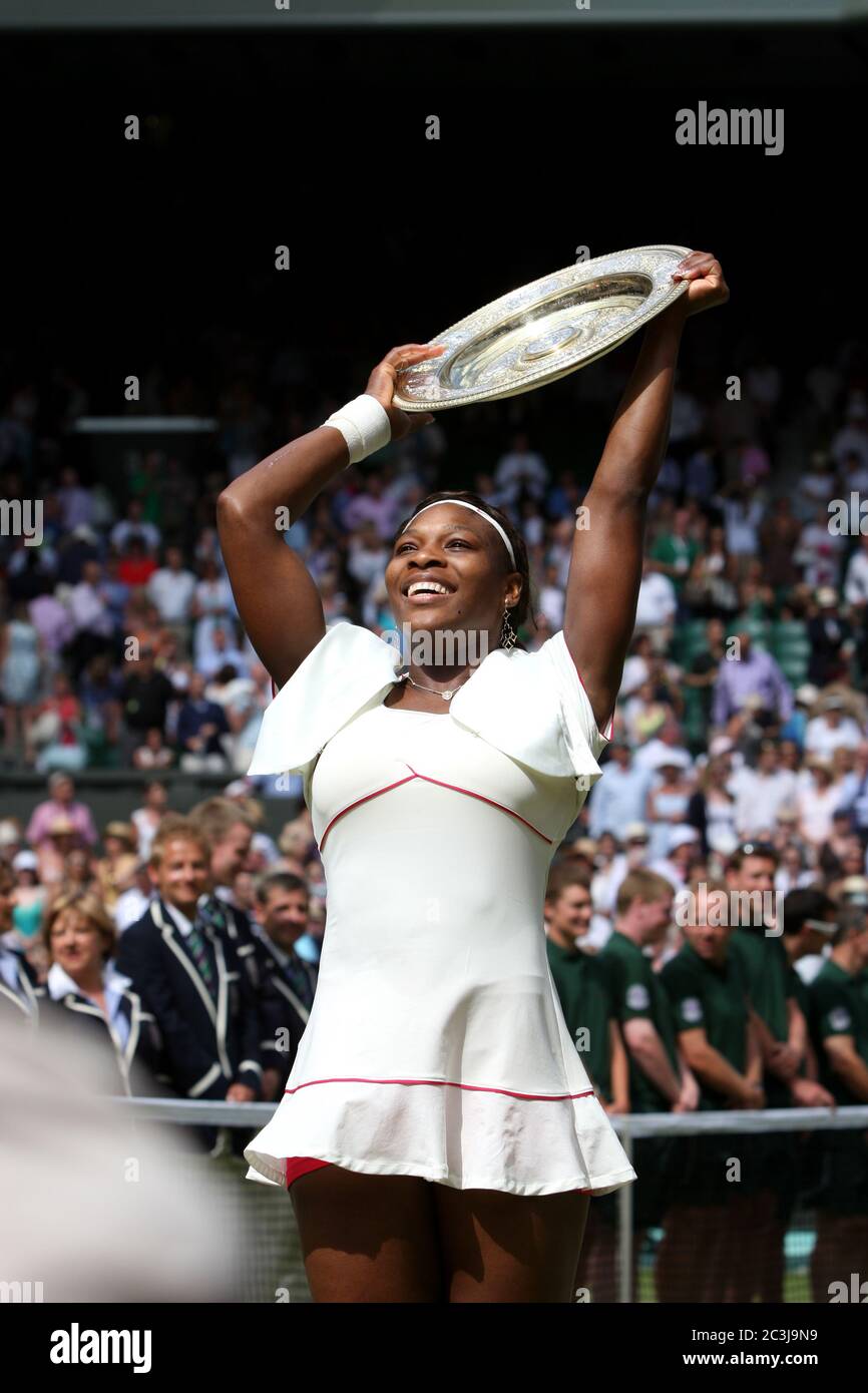 Serena Williams mit Trophäe nach dem Sieg im Einzel-Finale der Frauen gegen Vera Zvonareva aus Russland in Wimbledon im Jahr 2010 Stockfoto