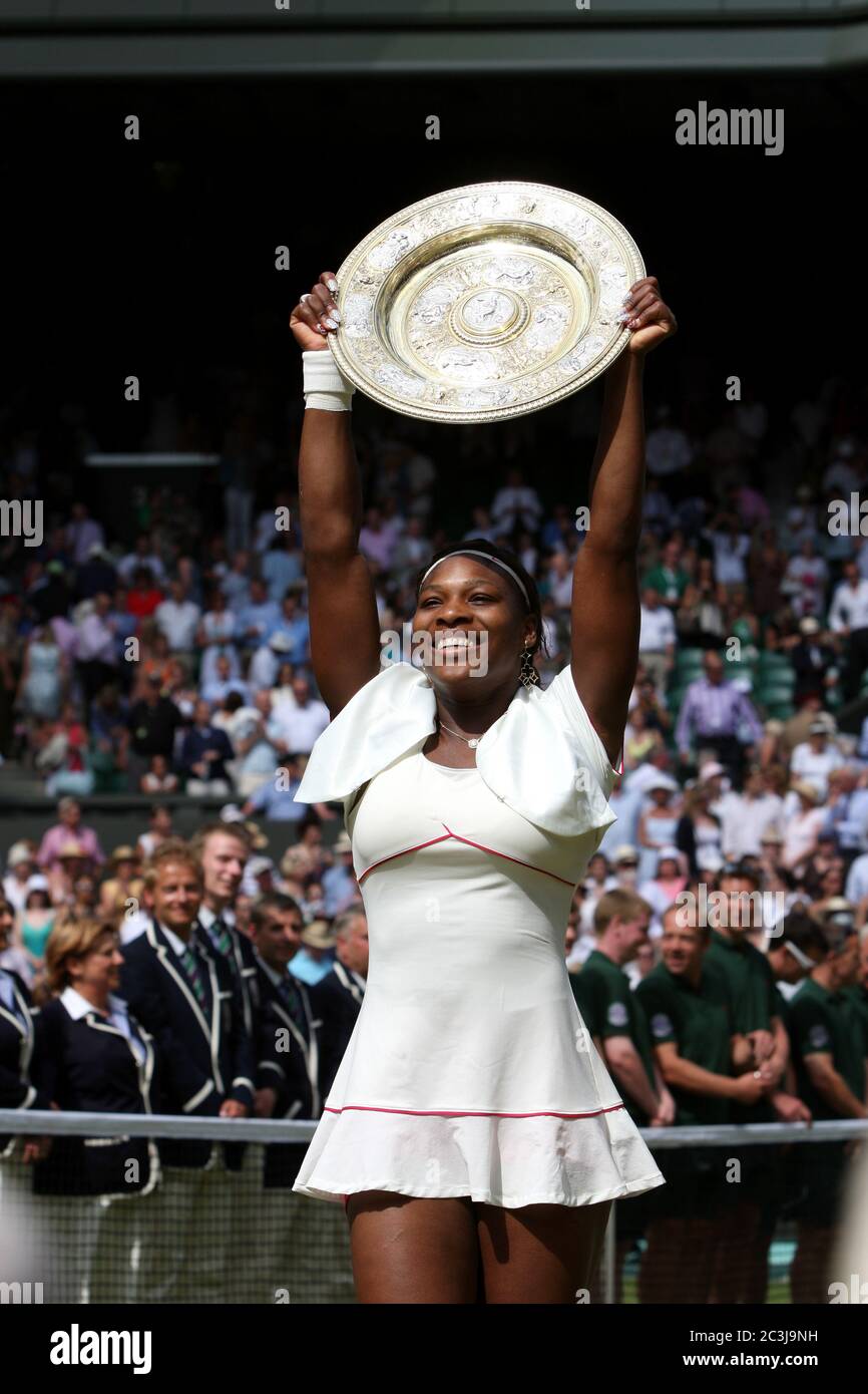 Serena Williams mit Trophäe nach dem Sieg im Einzel-Finale der Frauen gegen Vera Zvonareva aus Russland in Wimbledon im Jahr 2010 Stockfoto