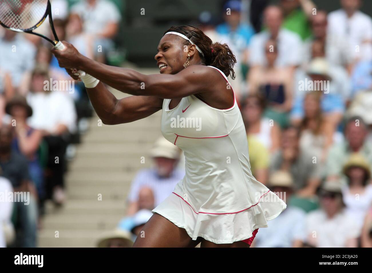 Serena Williams in Aktion auf dem Weg zum Sieg im Finale der Frauen-Singles gegen Vera Zvonareva aus Russland in Wimbledon im Jahr 2010 Stockfoto
