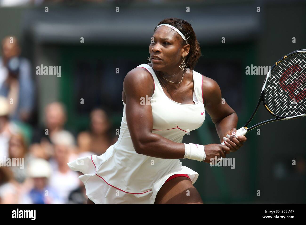 Serena Williams in Aktion auf dem Weg zum Sieg im Finale der Frauen-Singles gegen Vera Zvonareva aus Russland in Wimbledon im Jahr 2010 Stockfoto