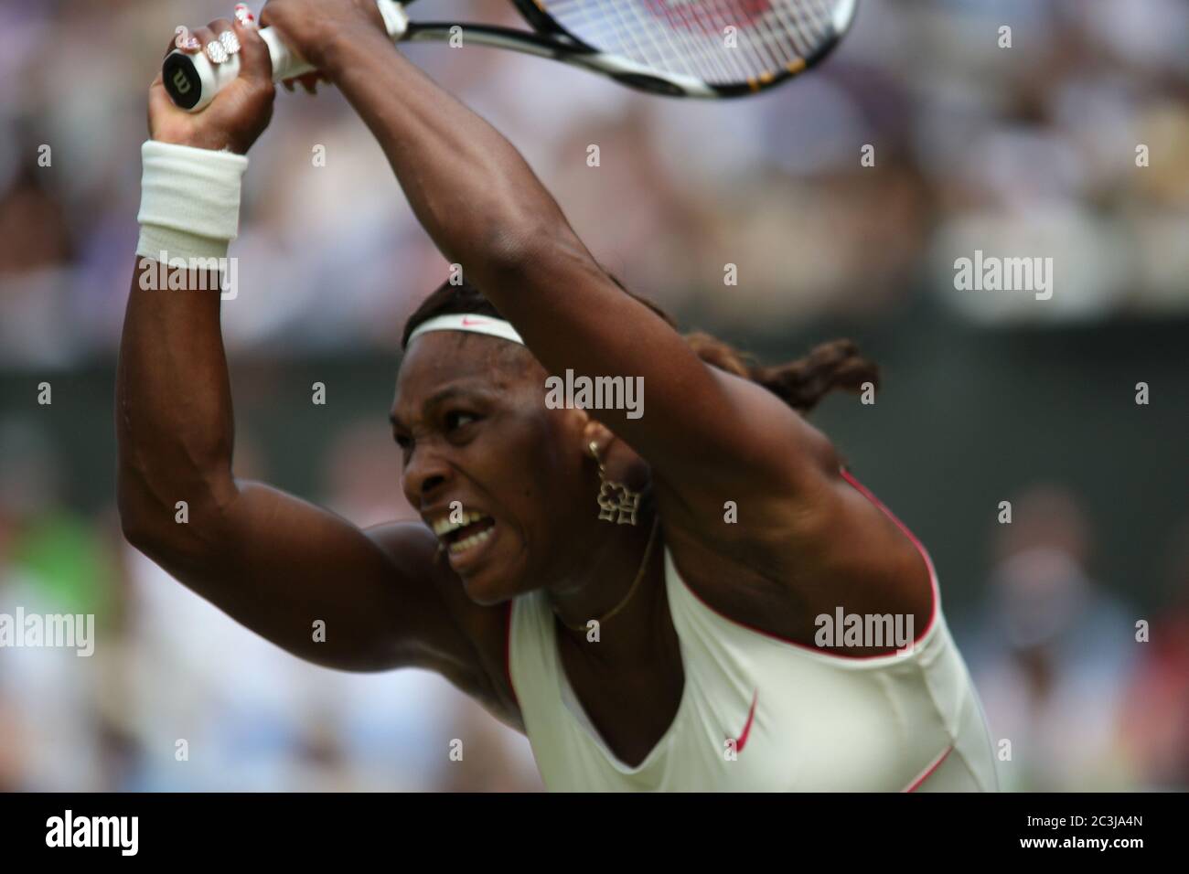 Serena Williams in Aktion auf dem Weg zum Sieg im Finale der Frauen-Singles gegen Vera Zvonareva aus Russland in Wimbledon im Jahr 2010 Stockfoto