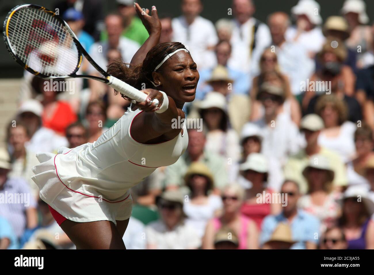 Serena Williams in Aktion auf dem Weg zum Sieg im Finale der Frauen-Singles gegen Vera Zvonareva aus Russland in Wimbledon im Jahr 2010 Stockfoto