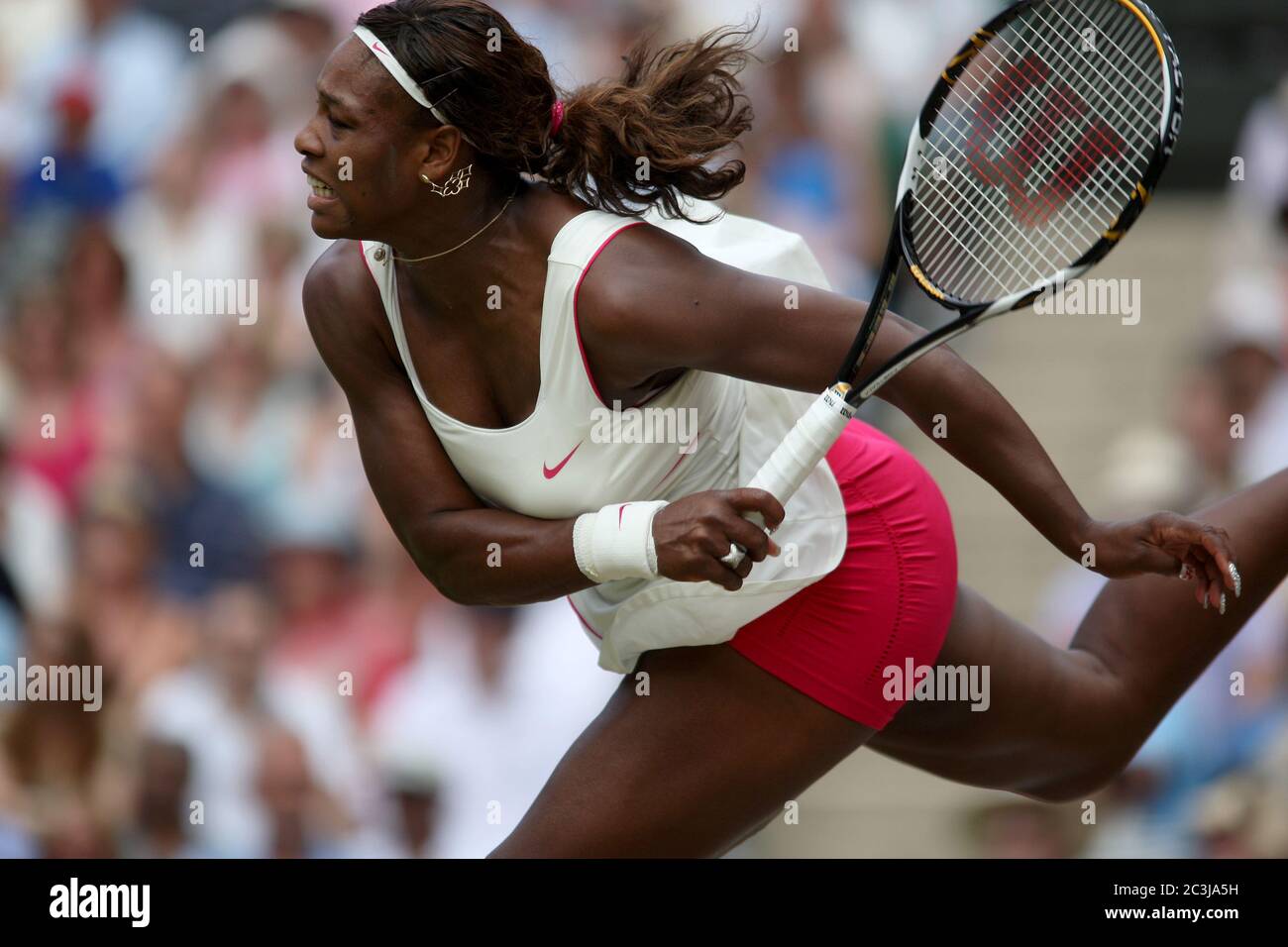 Serena Williams in Aktion auf dem Weg zum Sieg im Finale der Frauen-Singles gegen Vera Zvonareva aus Russland in Wimbledon im Jahr 2010 Stockfoto