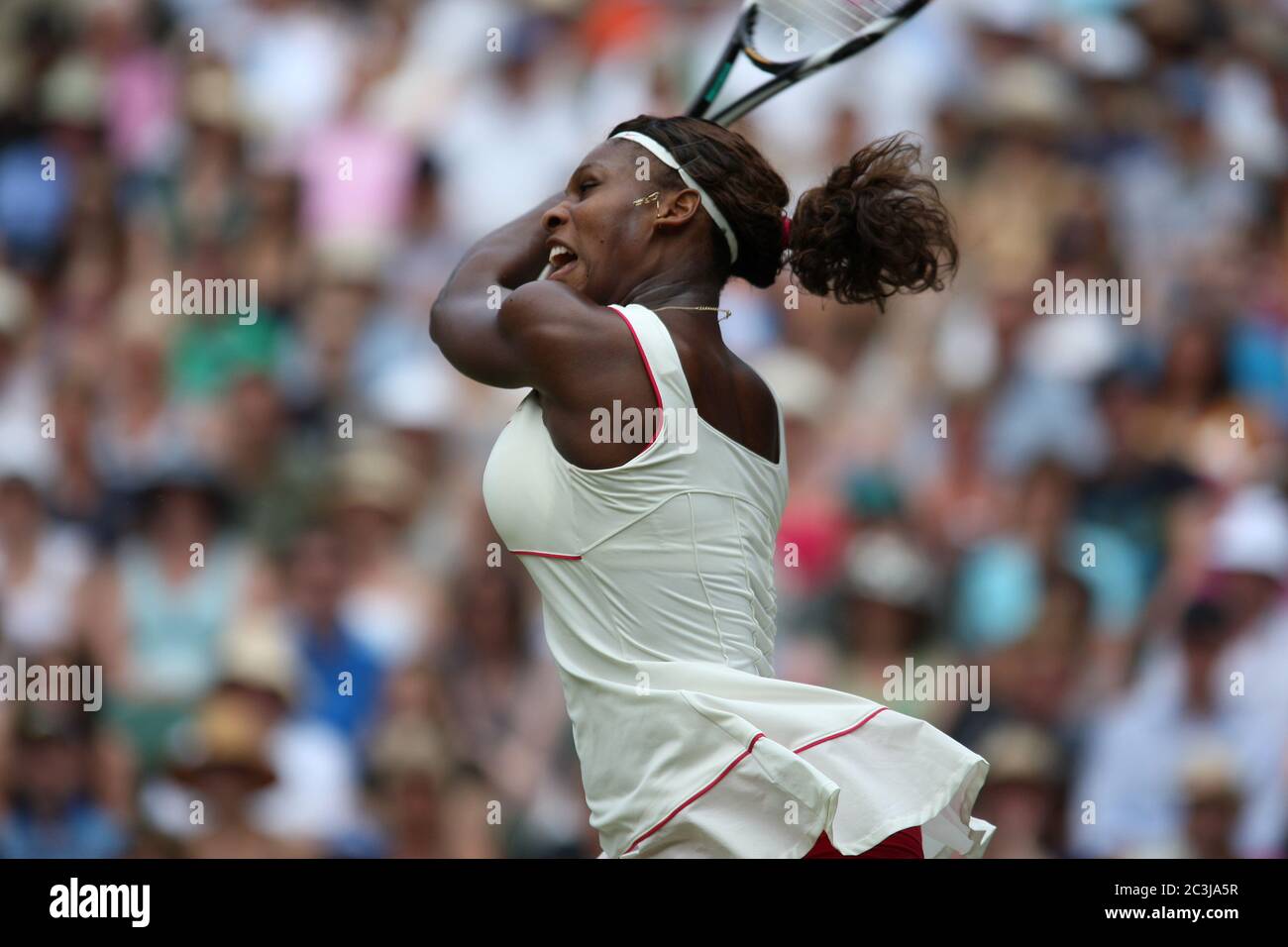 Serena Williams in Aktion auf dem Weg zum Sieg im Finale der Frauen-Singles gegen Vera Zvonareva aus Russland in Wimbledon im Jahr 2010 Stockfoto