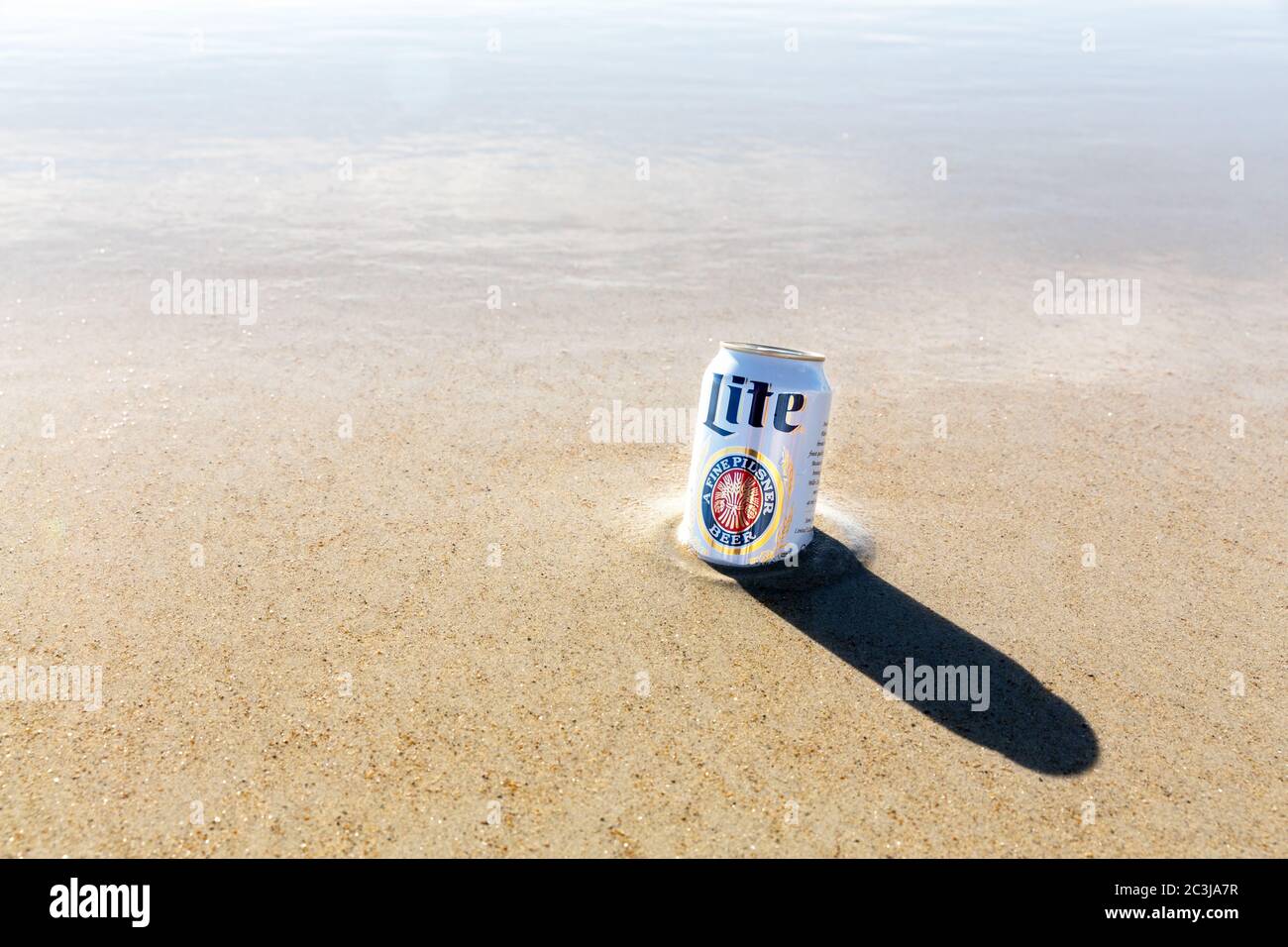 Old Orchard Beach, USA - 3. September 2014: Illustrative redaktionelle Aufnahme einer Dose Miller Lite Bier, die im Meer kalt gehalten wird. Miller Lite ist ein beliebtes Stockfoto