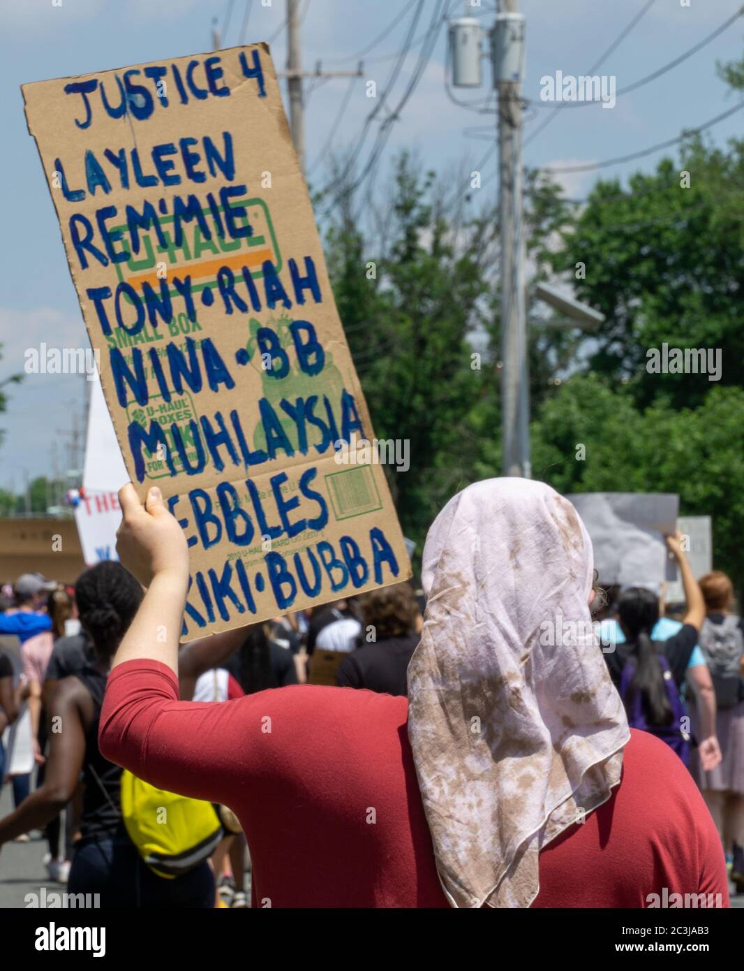 Juneteenth Protest Black Lives Matter George Floyd March - Frau in Hijab protestiert und hält Zeichen in Teaneck, NJ Stockfoto