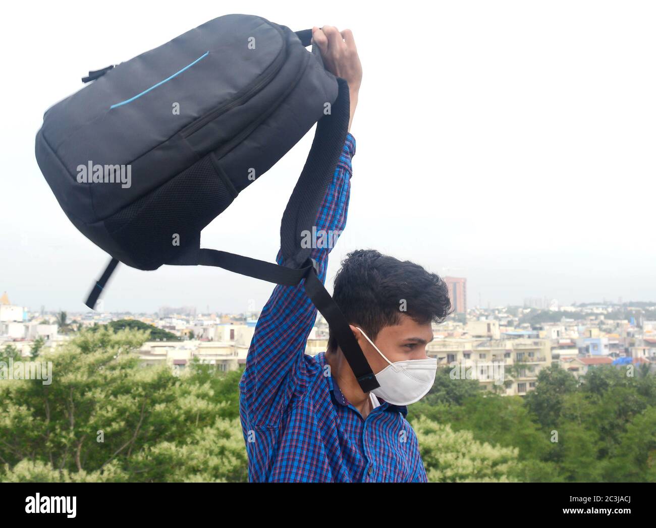 Teen trägt schützende Gesichtsmaske. Teen mit Rucksäcken. Stockfoto