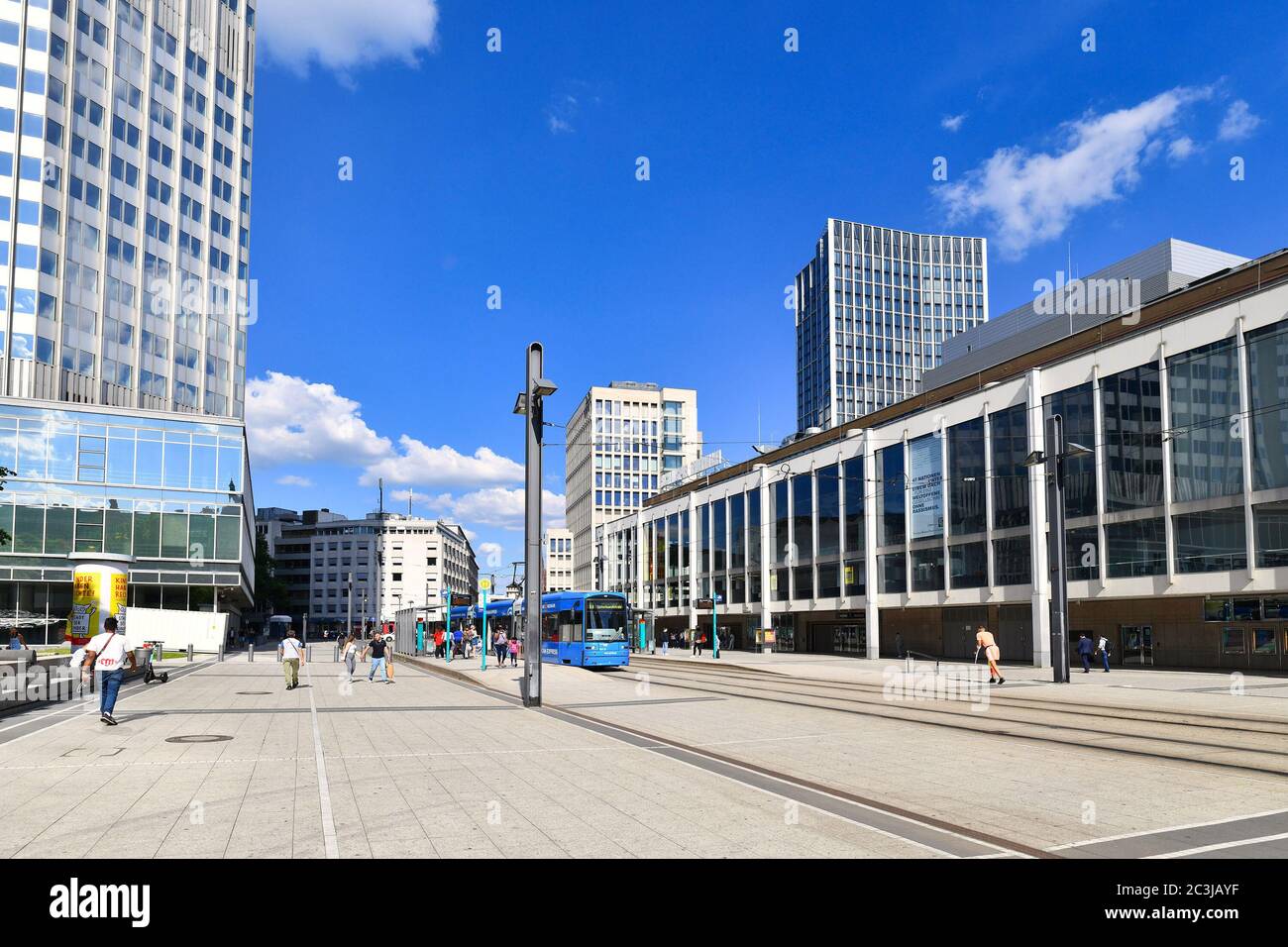 Frankfurt am Main, Deutschland - Juni 2020: Straßenbahnhaltestelle am Willy Brandt Platz im modernen Geschäftsviertel von Frankfurt Stockfoto