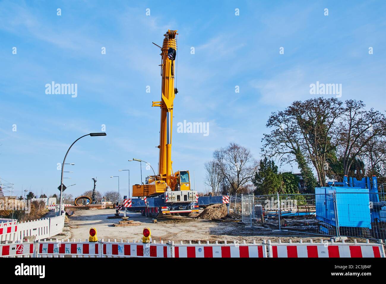 Berlin, Deutschland - 19. Januar 2019: Blick auf einen schweren Baukran auf einer Baustelle in Berlin. Stockfoto
