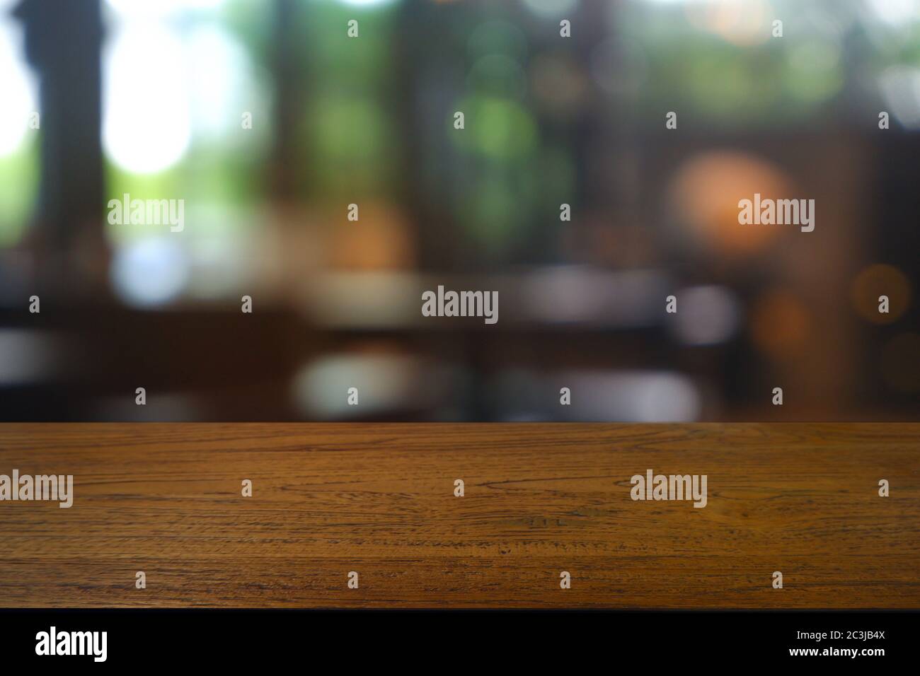 Leerer Holztisch vor abstrakt verschwommenem Cafe, Restaurant. Für Montage Produktanzeige oder Design Schlüssel visuelle Layout - Bild Stockfoto