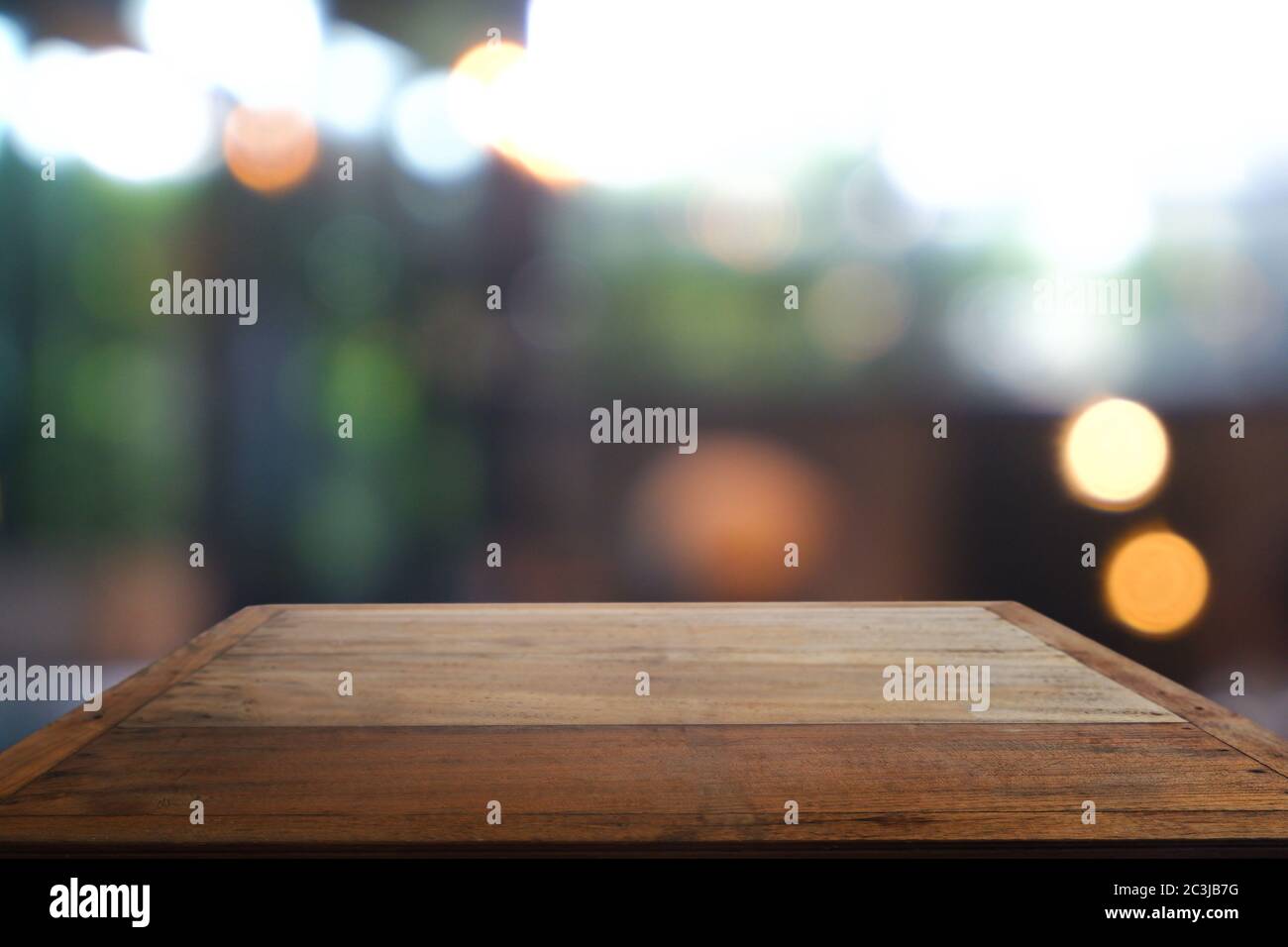 Leerer Holztisch vor abstrakt verschwommenem Cafe, Restaurant. Für Montage Produktanzeige oder Design Schlüssel visuelle Layout - Bild Stockfoto