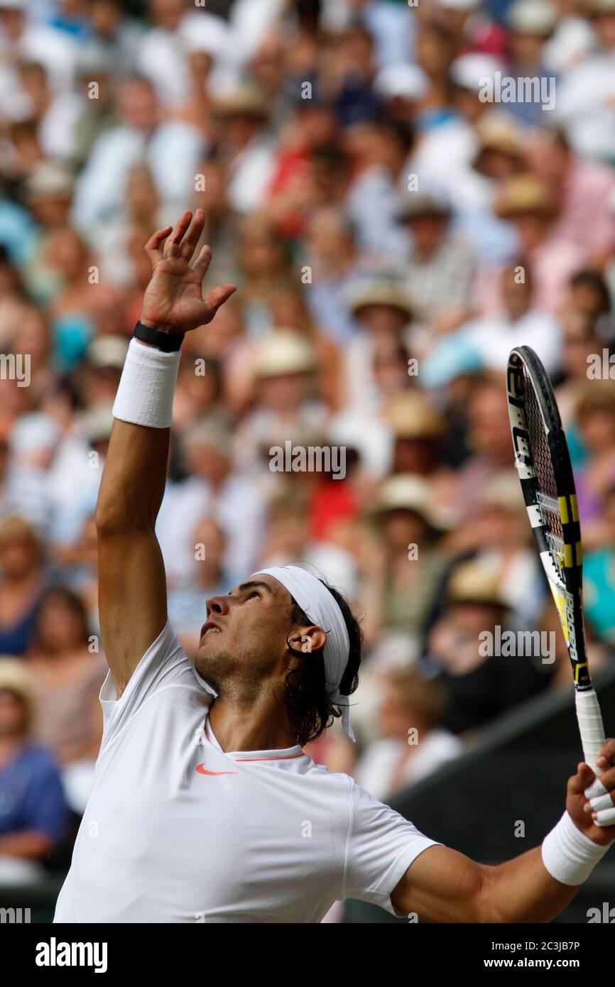 Rafael Nadal serviert auf seinem Weg zum Sieg der Männer-Finale in Wimbledon gegen Tomas Berdych in 2010. Stockfoto