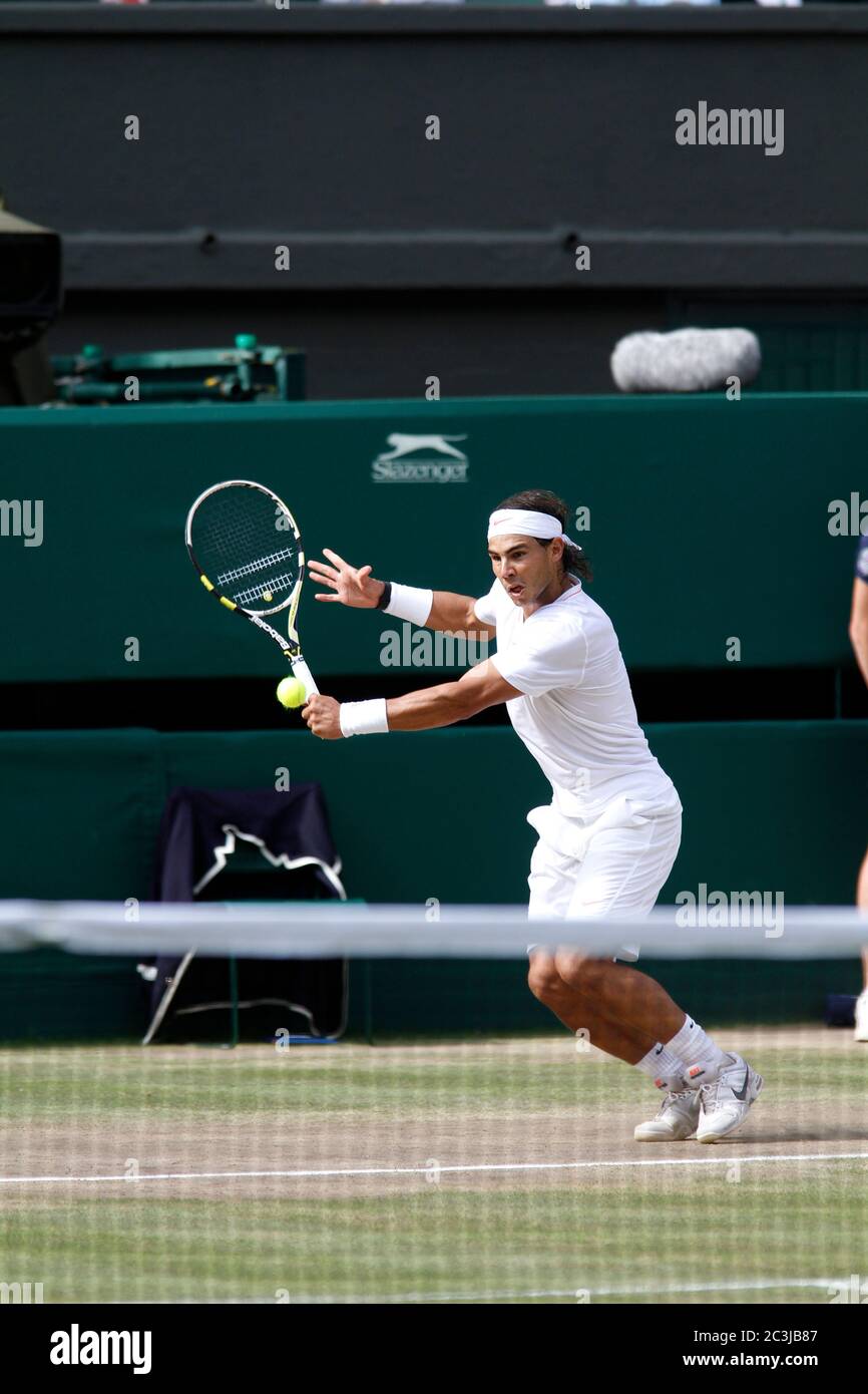 Rafael Nadal reagiert auf einen Rückhand-Volley gegen Tomas Berdych auf dem Weg zum Sieg im Finale der Männer im Einzel 2010 In Wimbledon Stockfoto