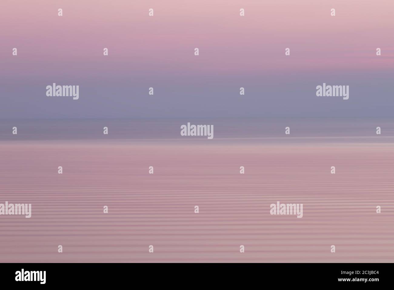 Rosa Meereslandschaft bei Sonnenaufgang Stockfoto
