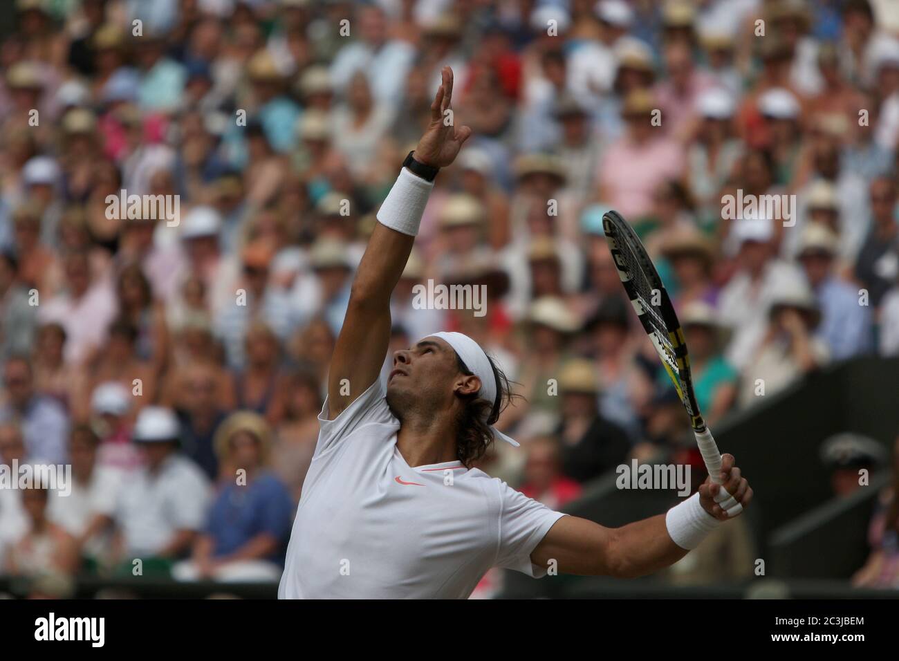 Rafael Nadal serviert auf seinem Weg zum Sieg der Männer-Finale in Wimbledon gegen Tomas Berdych in 2010. Stockfoto