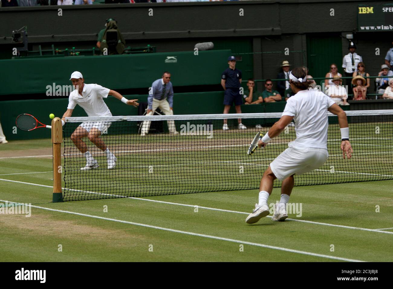Tomas Berdych kommt ins Netz gegen Rafael Nadal während der 2010, Männer-Einzel-Finale in Wimbledon, die Nadal gewann. Stockfoto