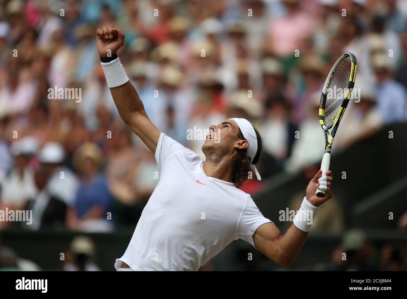 Rafael Nadal serviert auf seinem Weg zum Sieg der Männer-Finale in Wimbledon gegen Tomas Berdych in 2010. Stockfoto