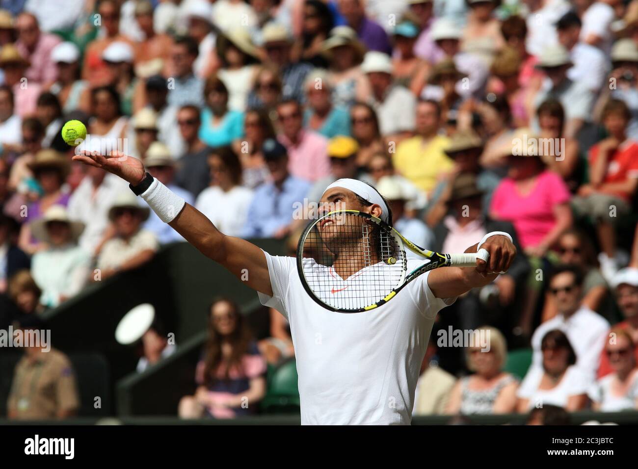 Rafael Nadal serviert auf seinem Weg zum Sieg der Männer-Finale in Wimbledon gegen Tomas Berdych in 2010. Stockfoto