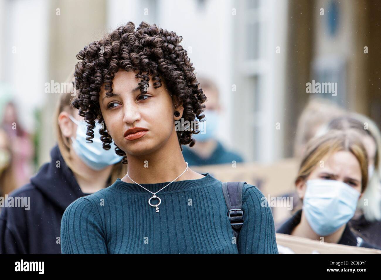 Chippenham, Wiltshire, Großbritannien. Juni 2020. Eine Frau hört Reden bei einer Black Lives Matter BLM Protestkundgebung auf dem Marktplatz der Stadt. Die Kundgebung wurde organisiert, damit die Menschen vor Ort auf Rassismus in Großbritannien aufmerksam machen und Solidarität mit anderen BLM-Protesten zeigen, die nach dem Tod von George Floyd, der am 25. Mai in Minneapolis in Polizeigewahrsam starb, auf der ganzen Welt stattfanden. Quelle: Lynchpics/Alamy Live News Stockfoto