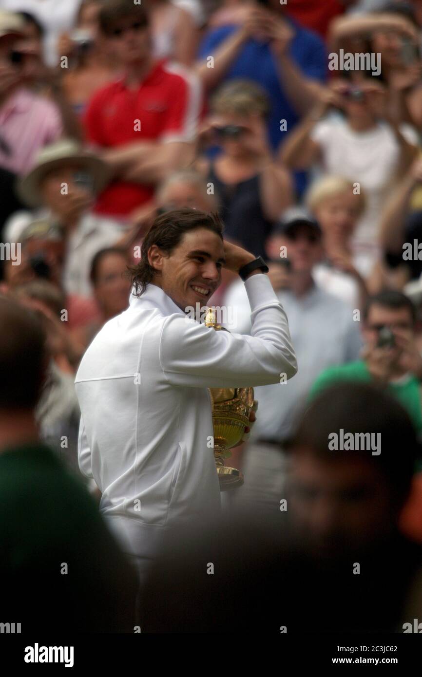 Rafael Nadal mit Trophäe nach dem Sieg gegen Tomas Berdych, um das Männer-Einzel-Finale in Wimbledon im Jahr 2010 zu gewinnen. Stockfoto