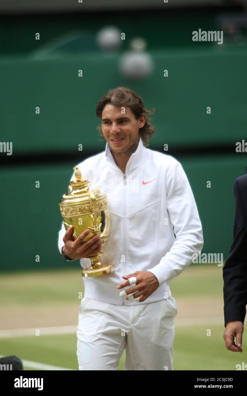 Rafael Nadal mit Trophäe nach dem Sieg gegen Tomas Berdych, um das Männer-Einzel-Finale in Wimbledon im Jahr 2010 zu gewinnen. Stockfoto