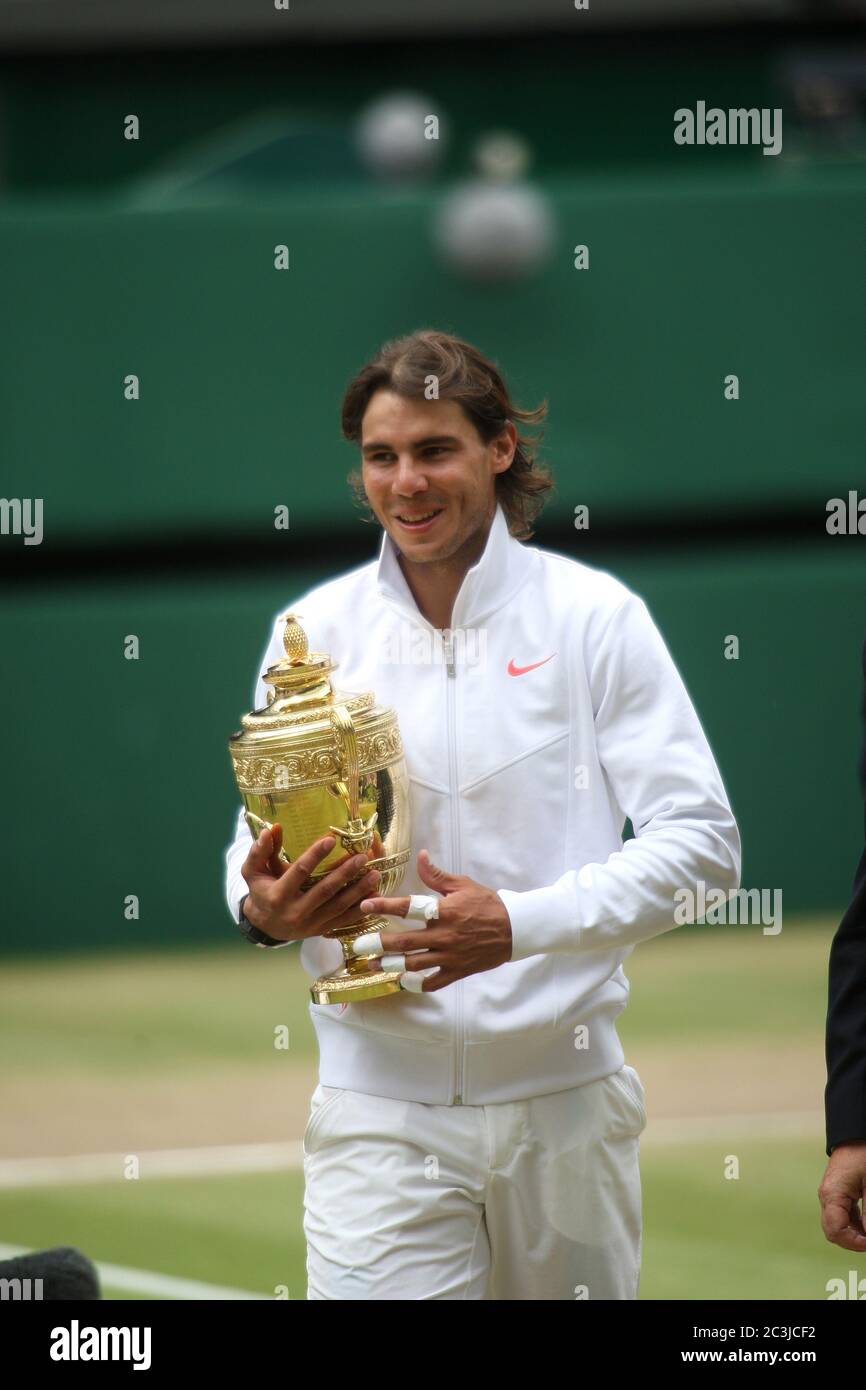 Rafael Nadal mit Trophäe nach dem Sieg gegen Tomas Berdych, um das Männer-Einzel-Finale in Wimbledon im Jahr 2010 zu gewinnen. Stockfoto