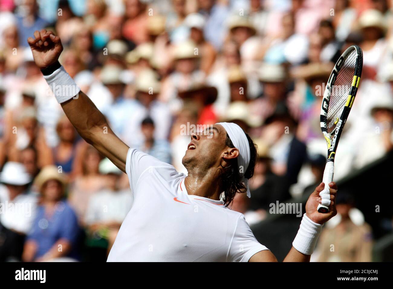 Rafael Nadal serviert während der 2010 Männer-Finale in Wimbledon gegen Tomas Berdych. Stockfoto