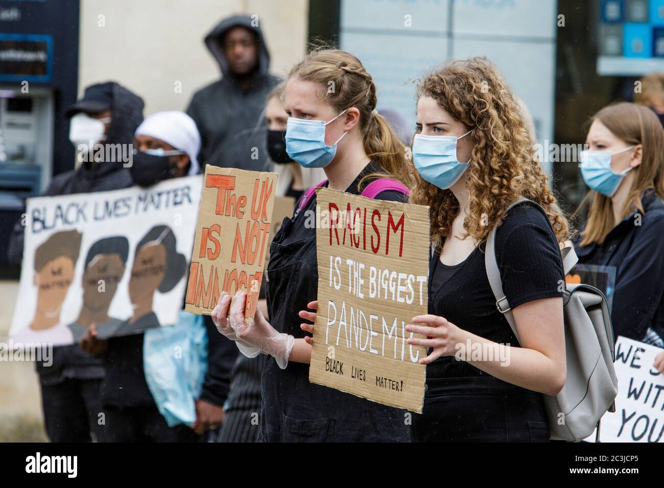 Chippenham, Wiltshire, Großbritannien. Juni 2020. BLM-Demonstranten halten Plakate während einer Black Lives Matter BLM-Protestkundgebung auf dem Marktplatz der Stadt hoch. Die Kundgebung wurde organisiert, damit die Menschen vor Ort auf Rassismus in Großbritannien aufmerksam machen und Solidarität mit anderen BLM-Protesten zeigen, die nach dem Tod von George Floyd, der am 25. Mai in Minneapolis in Polizeigewahrsam starb, auf der ganzen Welt stattfanden. Quelle: Lynchpics/Alamy Live News Stockfoto