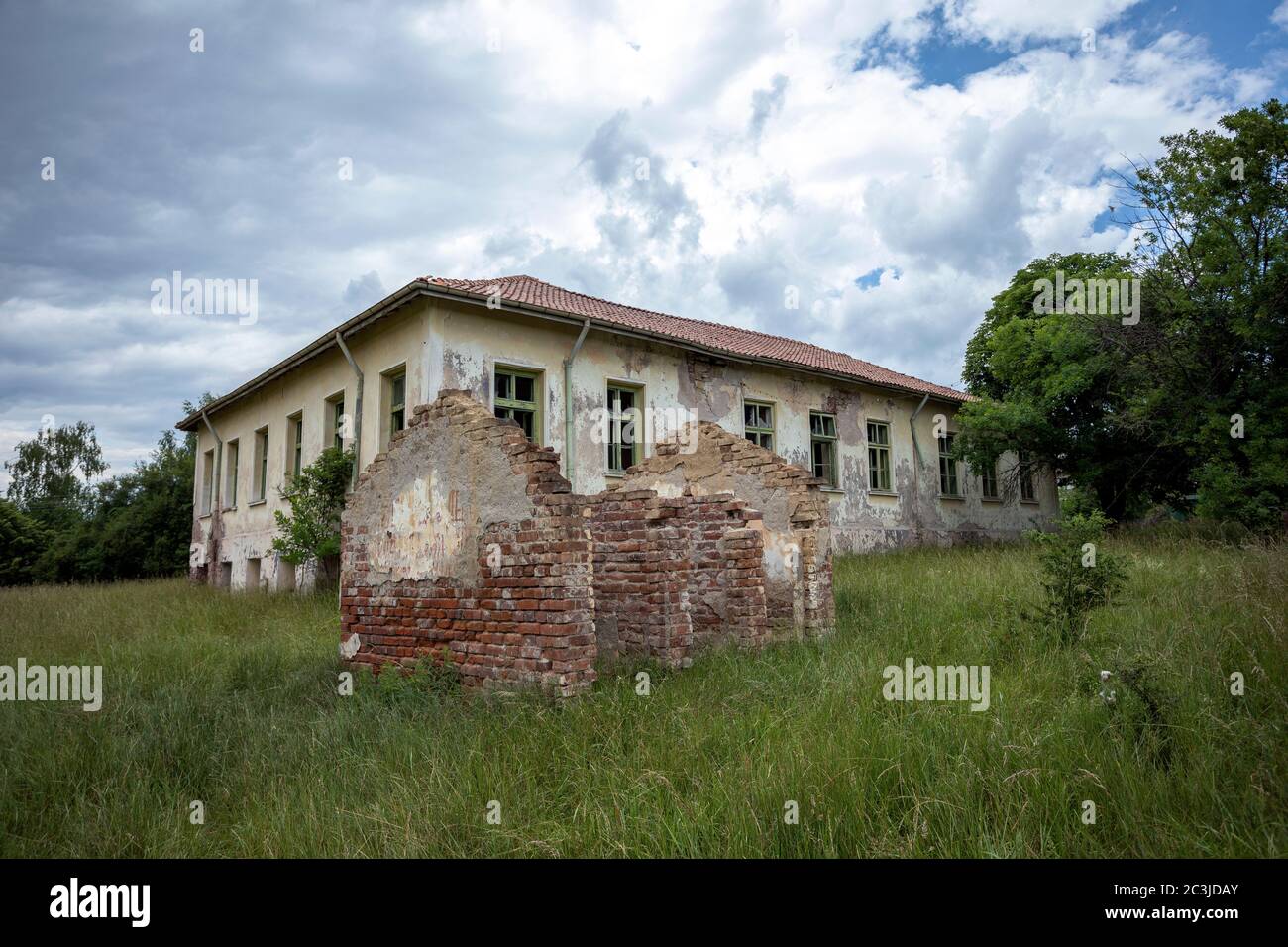 Verlassene Backsteinschule Gebäude im Dorf Konska, Bulgarien. Stockfoto