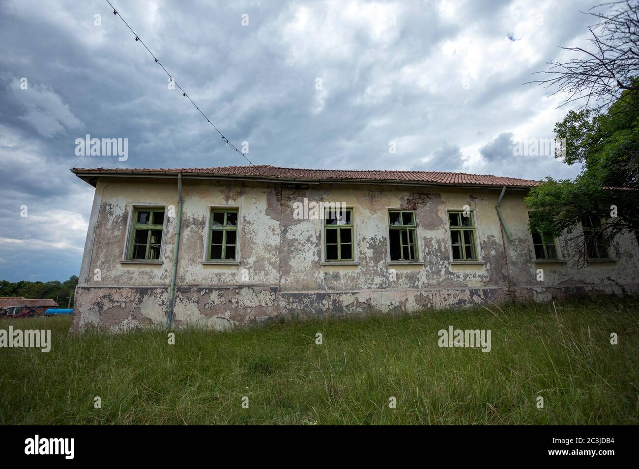 Verlassene Backsteinschule Gebäude im Dorf Konska, Bulgarien. Stockfoto