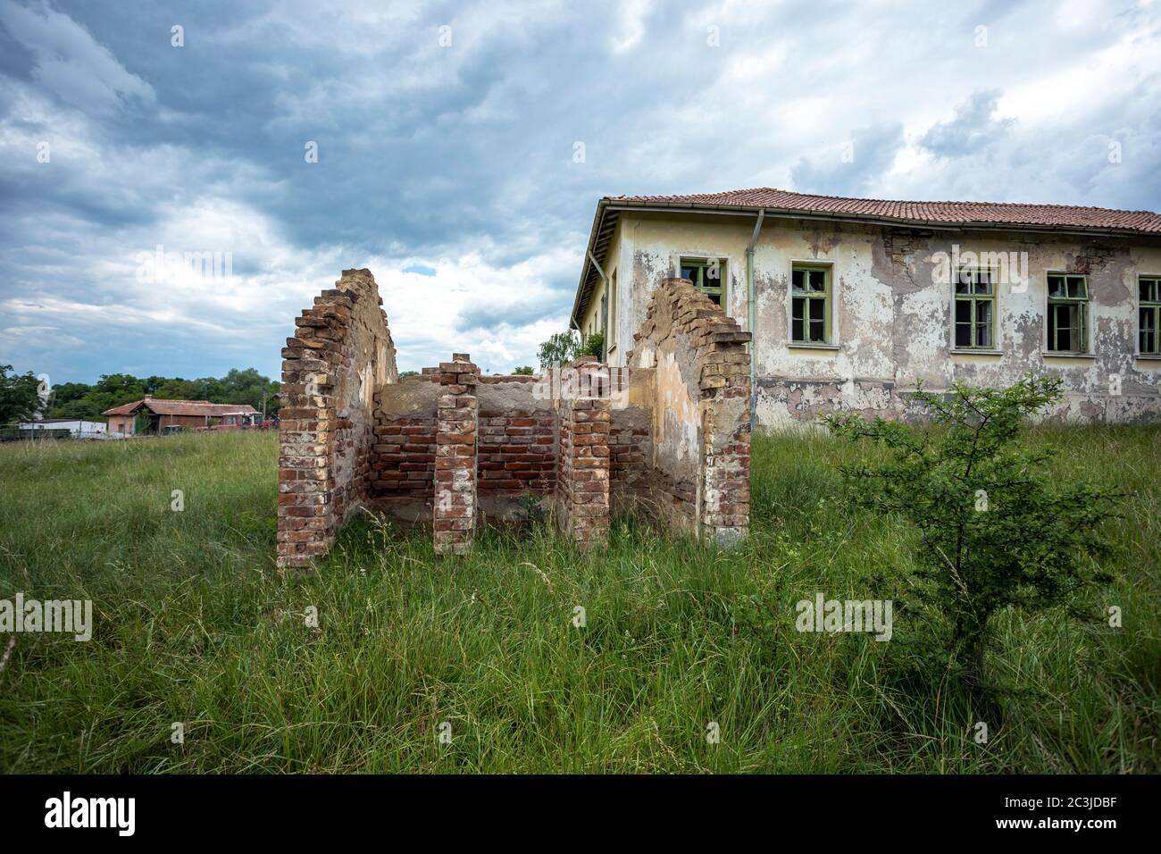 Verlassene Backsteinschule Gebäude im Dorf Konska, Bulgarien. Stockfoto