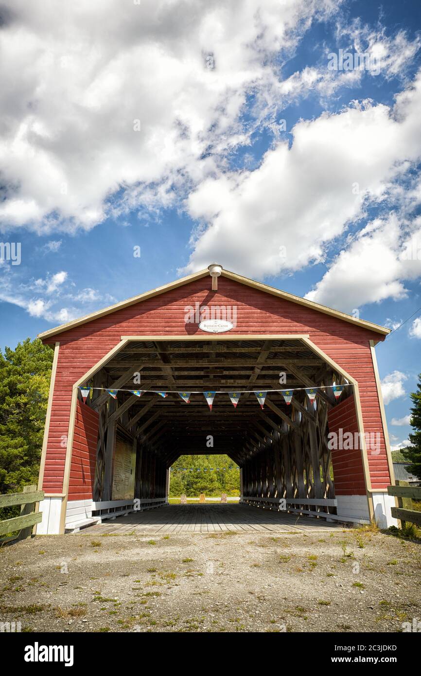 Die Pont Romain Caron, überdachte Brücke, in St. John de la Lande, Temiscouata, Provinz Quebec. Historisches Denkmal aus dem Jahr 1940. Stockfoto