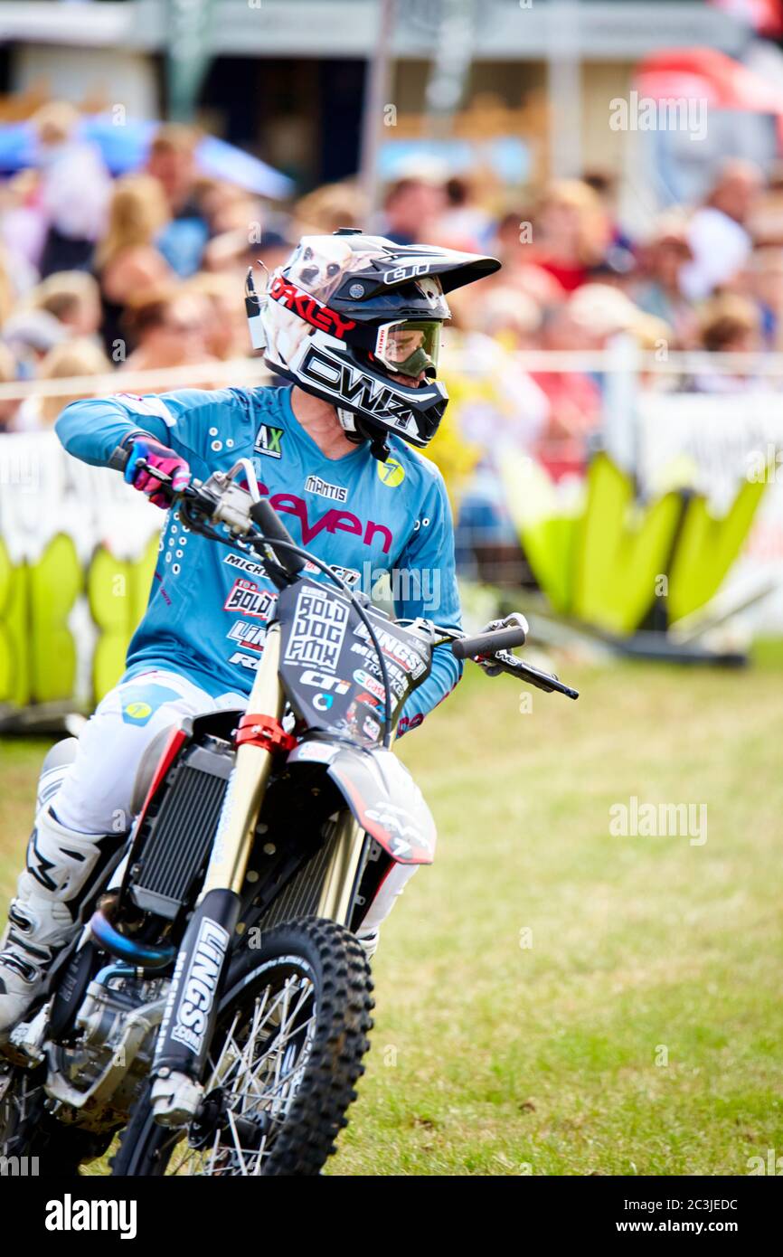 Das Bolddog Lings FMX Freestyle Motorcross Stunt Display Team tritt auf der Bucks County Show 2019 auf Stockfoto