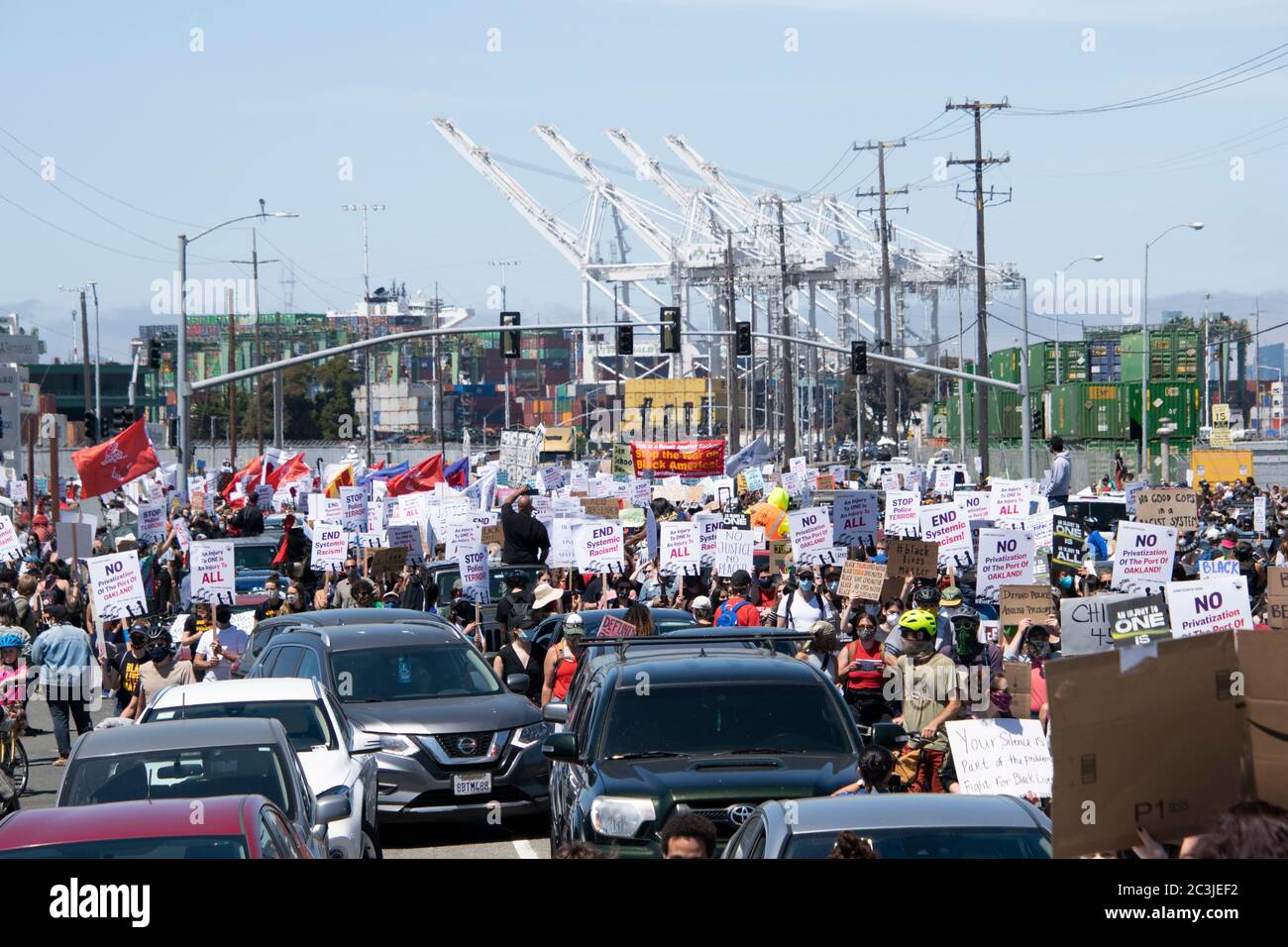 Demonstranten marschieren am 19. Juni 2020 auf einer Demonstration von Black Lives Matter im Hafen von Oakland. Stockfoto