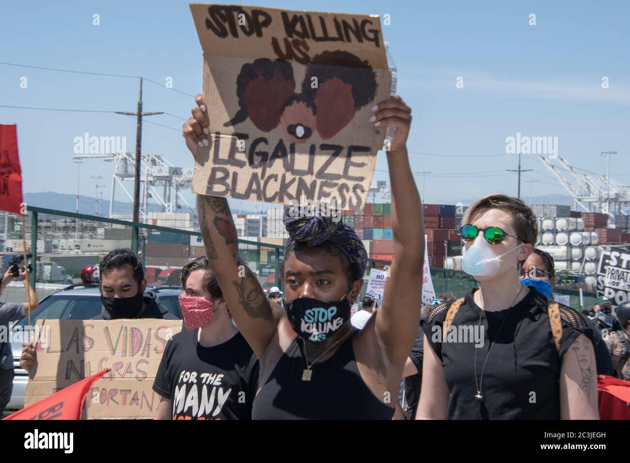 Ein Protestler trägt ein Schild, auf dem steht: "Tötet uns" bei einem Protest von Black Lives Matter am 19. Juni 2020 im Hafen von Oakland. Stockfoto