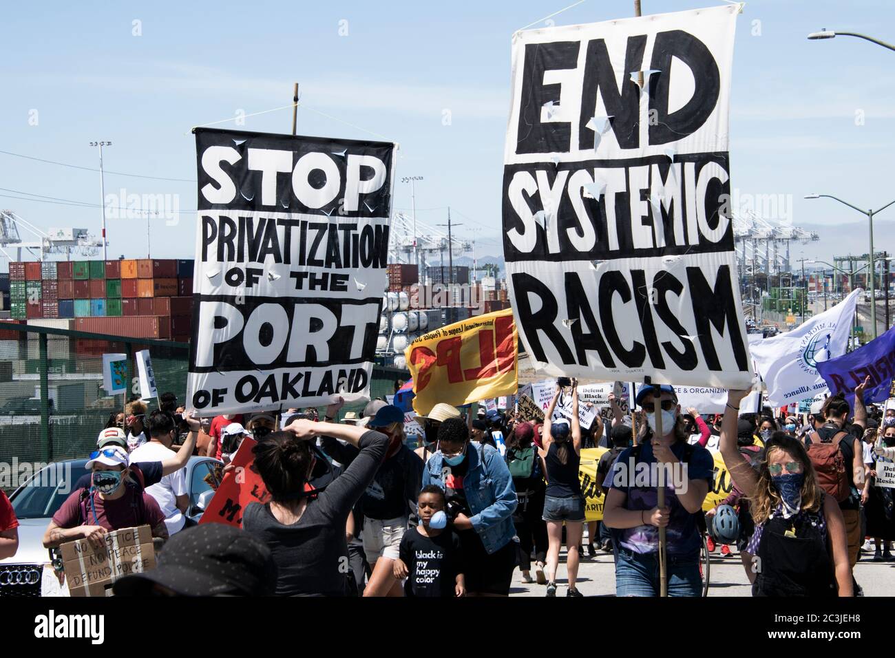 Demonstranten tragen am 19. Juni 2020 im Hafen von Oakland Zeichen gegen Rassismus und Privatisierung bei einem Protest gegen Black Lives Matter. Stockfoto