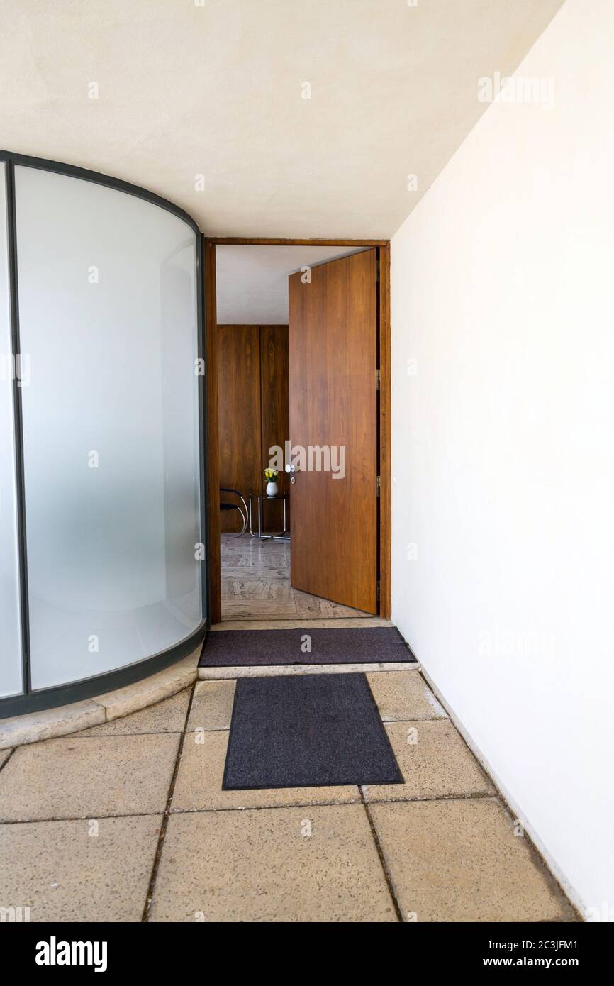 Eingang zur Villa Tugendhat von Architekt Ludwig Mies van der Rohe ...