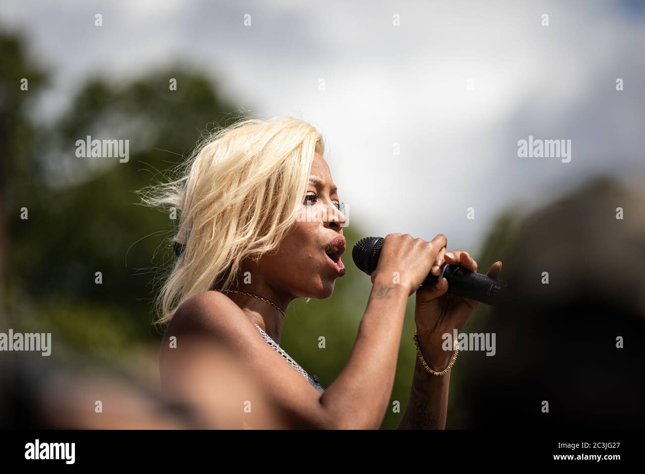 London, Großbritannien. Juni 2020. Ein friedlicher Protest der Black Lives Matter findet im Hyde Park in London statt. Imarn Ayton spricht die Menge an. Quelle: Carol Moir/ Alamy Stockfoto