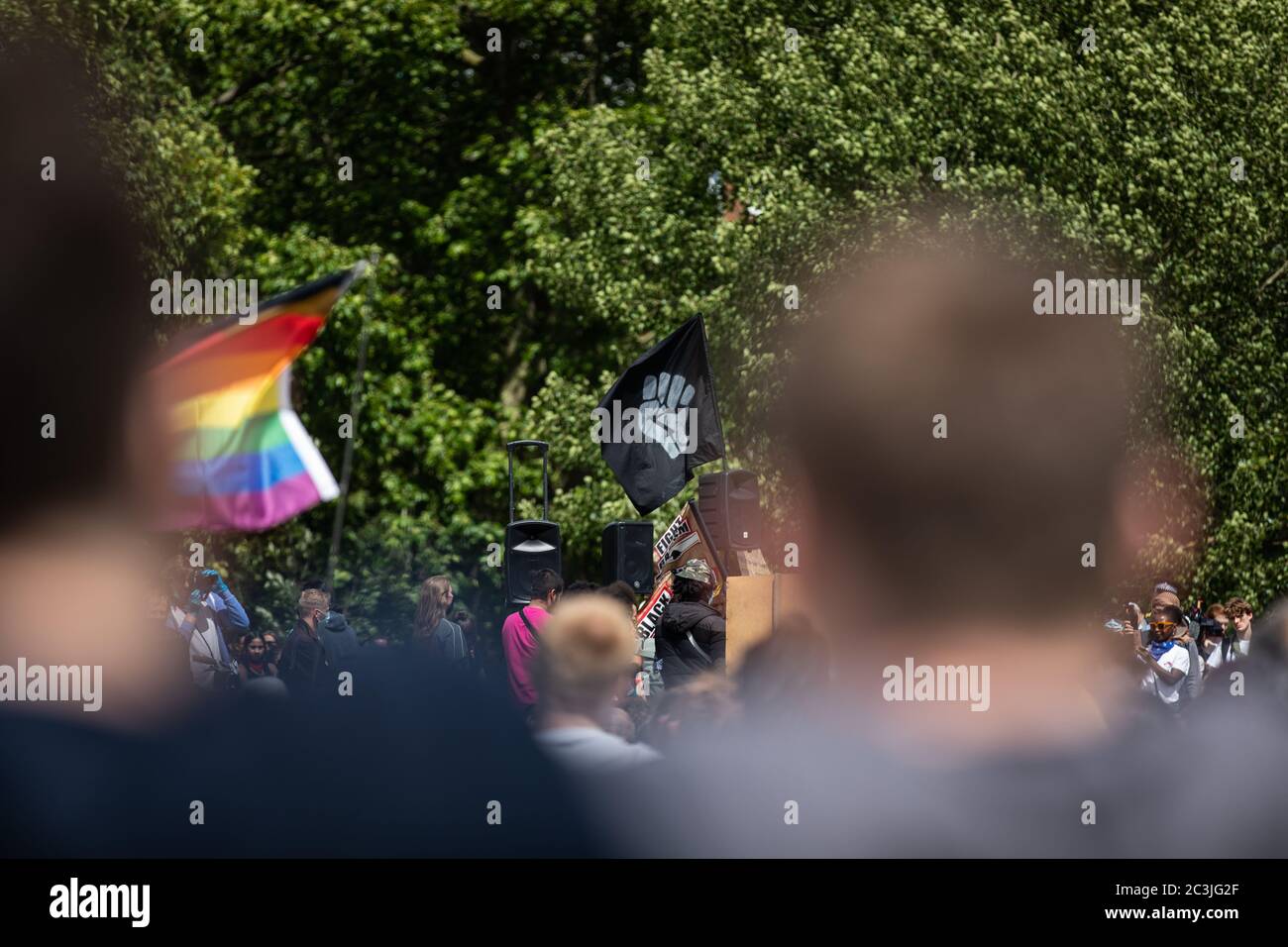 London, Großbritannien. Juni 2020. Ein friedlicher Protest der Black Lives Matter findet im Hyde Park in London statt. Eine schwarze Flagge mit dem Faust-Symbol wird durch die Menge gesehen. Quelle: Carol Moir/ Alamy Stockfoto