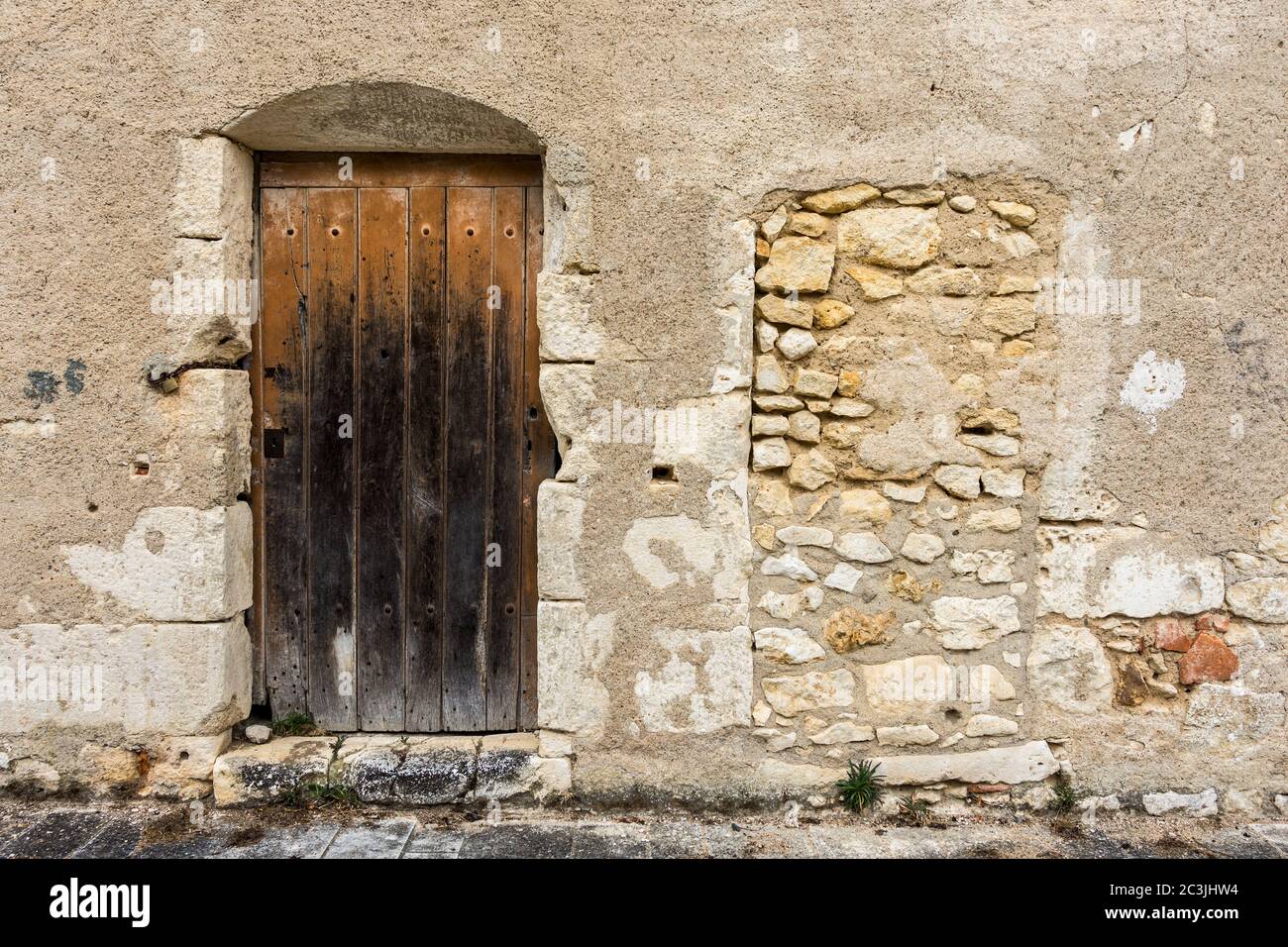 Alte blockierte und neuere Eingangstüren - Le Blanc, Indre, Frankreich. Stockfoto