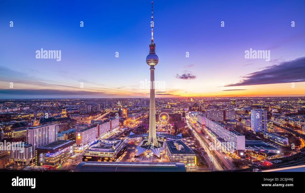 Panoramablick auf das Zentrum von berlin bei Sonnenuntergang Stockfoto