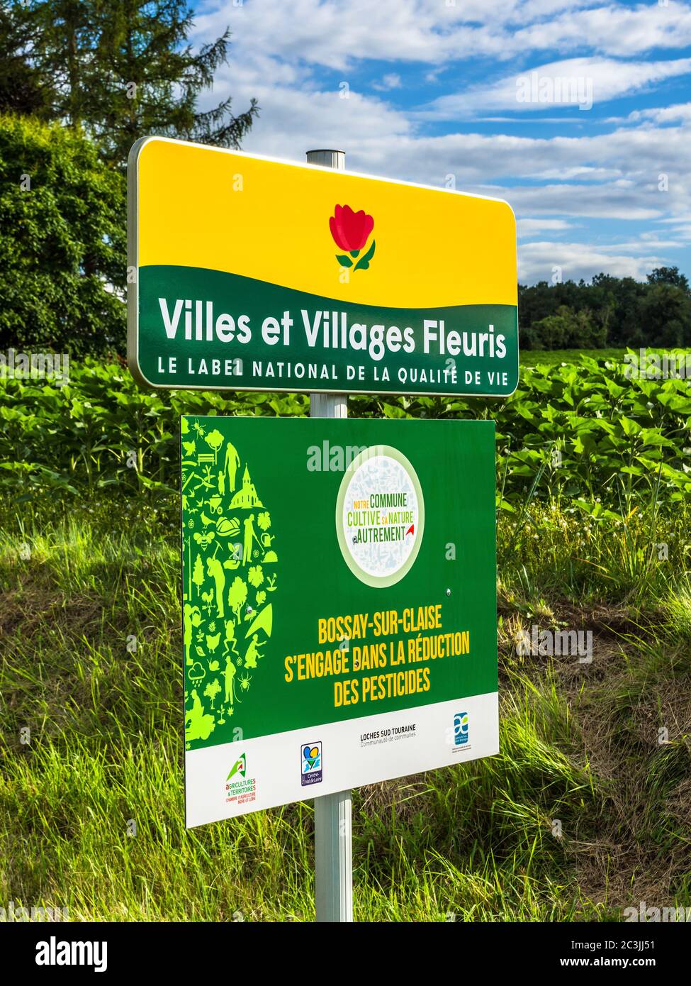 Schilder, die ein Dorf für Blumenausstellungen und auch die Reduzierung von Pestiziden auf lokalen Ackerland - Bossay-sur-Claise, Indre-et-Loire, Frankreich. Stockfoto