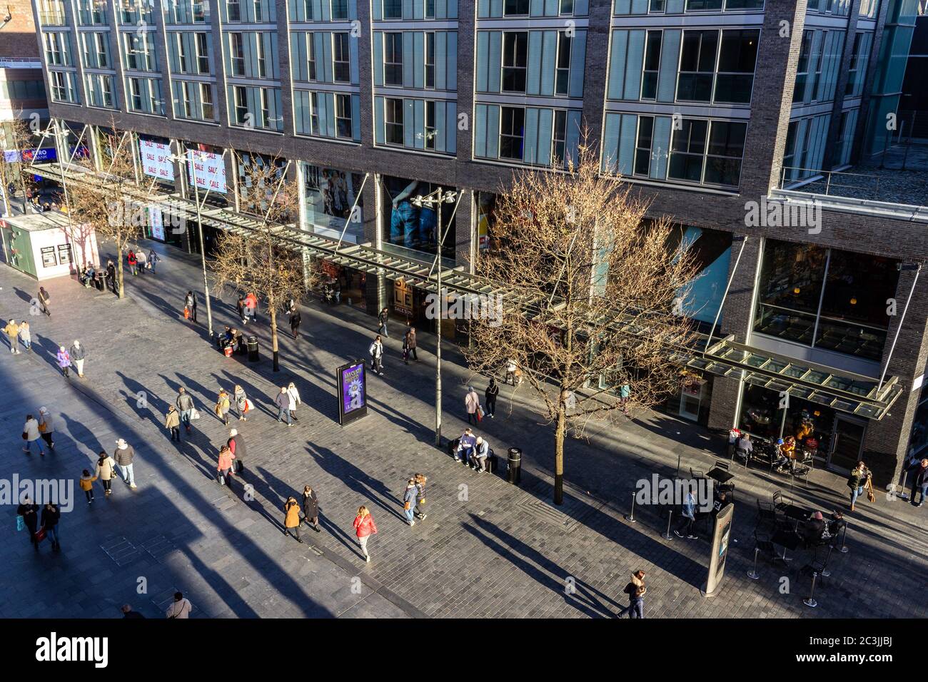 Blick von oben auf die Käufer, die lange Schatten auf der Paradise Street, Liverpool One Einkaufszentrum, Liverpool werfen. Stockfoto