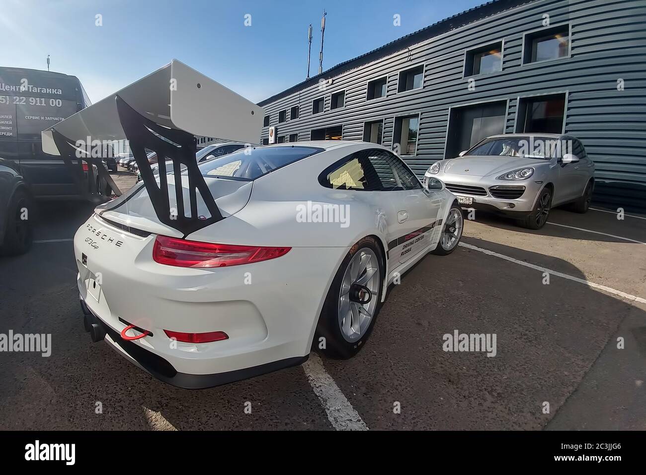 Moskau, Russland - 05. Mai 2019: Weißer Porsche 911 GT3 RS Cup auf der Straße geparkt. Super getunten und voll modifizierten Rennwagen. Ansicht hinten rechts, Giant Spoiler Stockfoto
