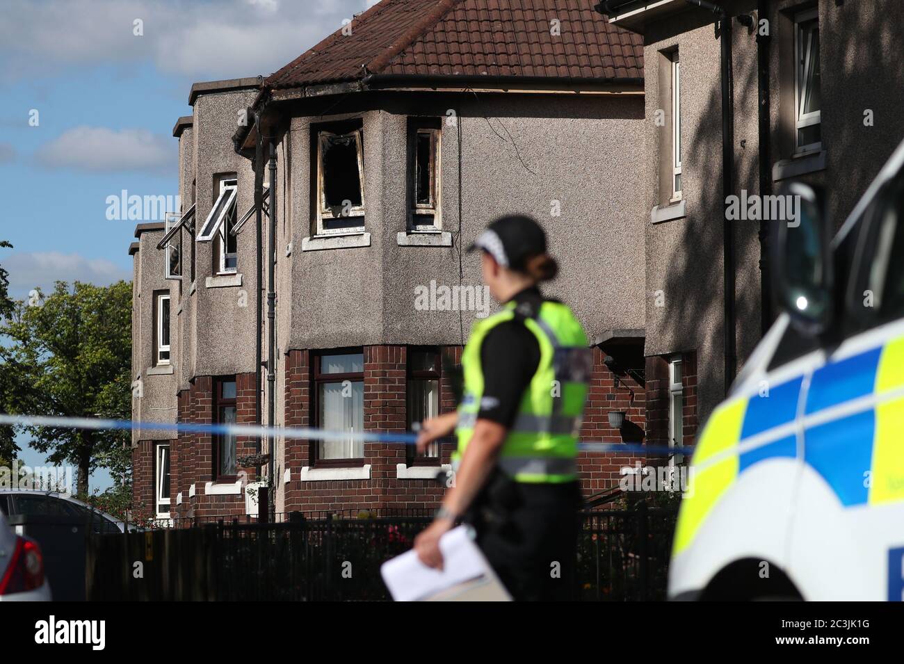 Polizei am Ort eines Brandes in einer Wohnung in Paisley, Renfrewshire, starben drei Kinder im Krankenhaus nach dem Brand in der oberen Hütte Wohnung. Stockfoto