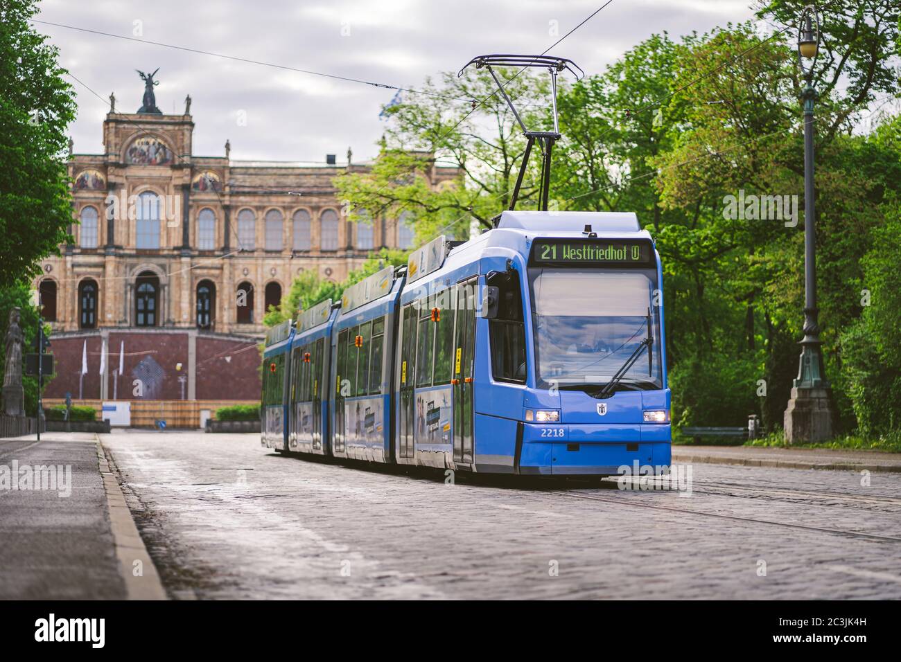 MÜNCHEN, 03. Mai 2020: Münchens blaue Straßenbahn fährt an einem schönen Morgen vor einem bayerischen Regierungsgebäude. Frühlingsleben in der Ba Stockfoto