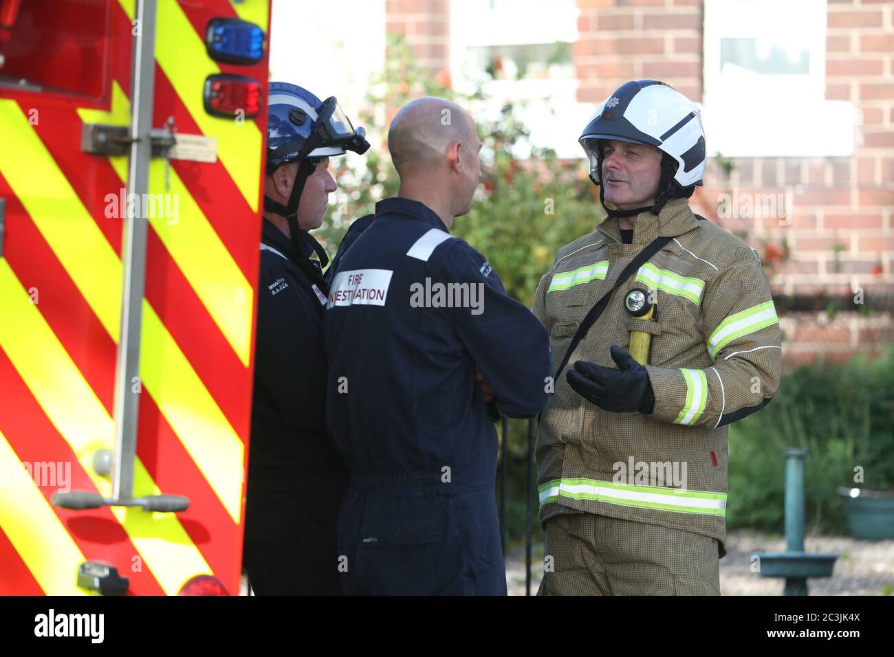 Feuerwehrleute am Brandort in einer Wohnung in Paisley, Renfrewshire, starben drei Kinder im Krankenhaus nach dem Brand in der oberen Hütte Wohnung. Stockfoto